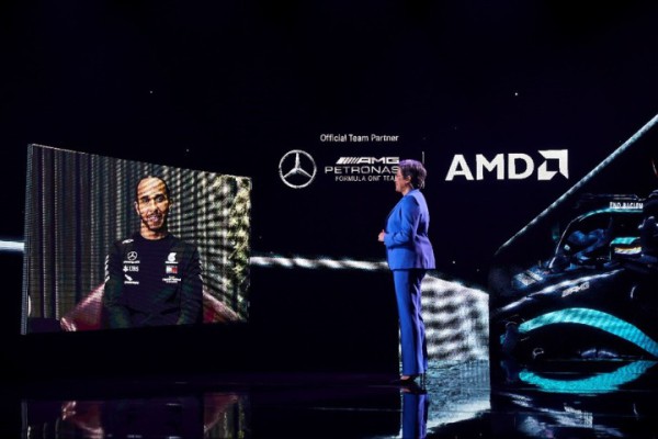 [이미지] CES 2021에서 메르세데스-AMG 페트로나스 F1 드라이버 루이스 해밀턴 경과 대화하고 있는 AMD CEO 리사 수 박사.jpg