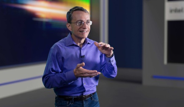 [포맷변환][사진자료] 팻 겔싱어(Pat Gelsinger) 인텔 CEO가 인텔의 향후 공정 및 패키징 기술 로드맵에 대해 설명하고 있다.jpg