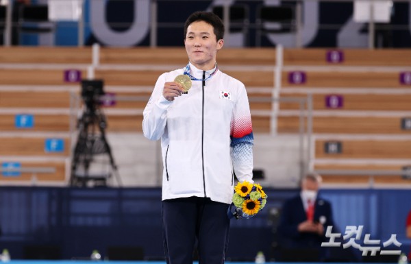 2일 일본 아리아케 체조경기장에서 열린2020 도쿄올림픽 기계체조 남자 도마 결승에서 금메달을 획득한 신재환이 시상대에 올라 금메달을 목에 걸고 있다. 올림픽사진공동취재단