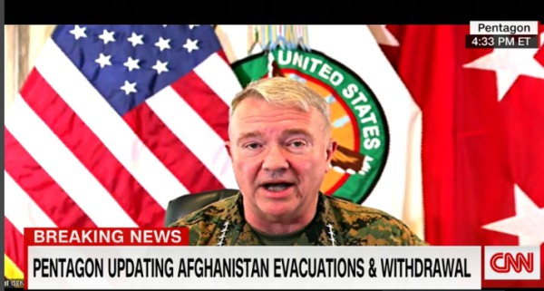 케네스 맥킨지 미국 중부사령관이 30일(현지시간) 미군의 아프간 철군 완료를 공식적으로 알리고 있다. CNN캡처